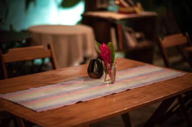 Kırsal Ahşap Masada Cam Vazoda Kırmızı Çiçek