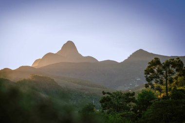 Itaipava, Petropolis, Brezilya 'da Lush Hills ile çevrili Maria Comprida Dağı Sabah Manzarası