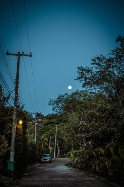 Alacakaranlıkta, Brezilya 'da Sessiz Bir Caddede Ay Yükseliyor