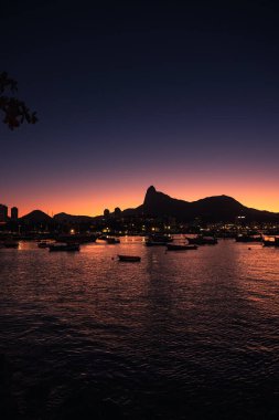 Alacakaranlık Gökyüzü ve Corcovado Dağı Silueti ile Urca Rıhtımı - Rio de Janeiro, Brezilya