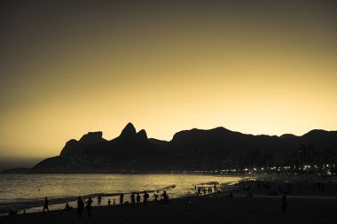 Okyanus ve Ipanema Sahili üzerinde Altın Gün Batımı Rio de Janeiro, Brezilya