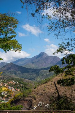 Brezilya 'nın Itaipava kentindeki Dağlar ve Residential Area ile manzara