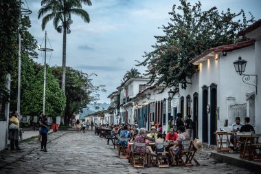 Paraty, Brezilya 'da Turistlerle Renkli Koloni Sokağı