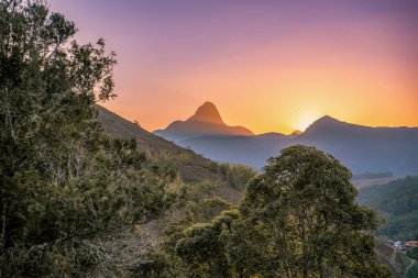 Brezilya, Itaipava 'da Dağ Vadisi Manzarası Canlı Günbatımı
