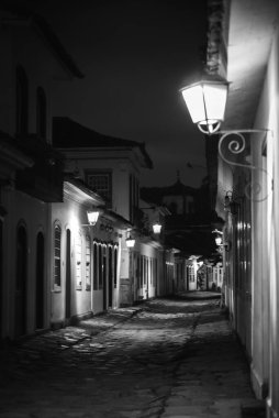 Brezilya 'nın Paraty Tarih Merkezi' ndeki Dar Sokak 'ın Siyah ve Beyaz Gece Manzarası
