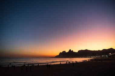Ipanema Sahili, Rio de Janeiro, Brezilya 'da Renkli Alacakaranlık Gökyüzü