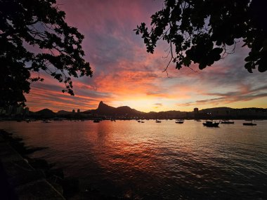 Corcovado Silhouette ile Mureta da Urca 'dan canlı günbatımı yansımaları - Rio de Janeiro, Brezilya