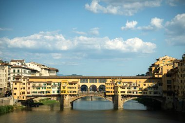 Arno Nehri üzerindeki Ponte Vecchio Köprüsü Bir Yaz Günü - Floransa, İtalya