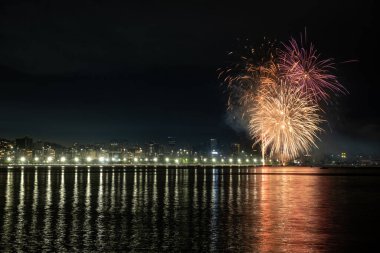 Rio de Janeiro 'da Havai fişekler. Skyline Urca' dan Yeni Yıl Arifesi - Brezilya