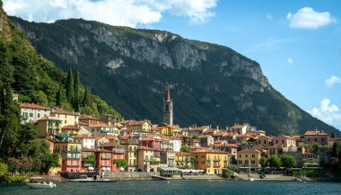 Varenna 'nın Como Gölü' ndeki dağların manzarası.