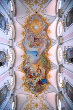 Peterskirche-Münih, Almanya 'da İncil Sahneleri ile süslü bir tavan.