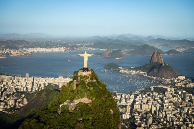 Kurtarıcı İsa ve Guanabara Körfezi 'ne Bakan Şekerli Dağ - Rio de Janeiro, Brezilya