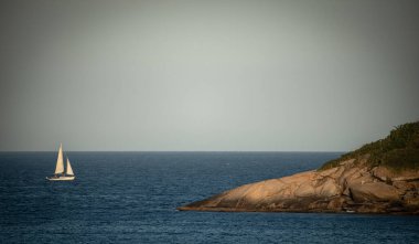 Brezilya 'da Rocky Sahili yakınlarında yelkenli.