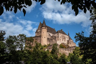 Lüksemburg 'daki bir tepedeki Vianden Kalesi' nin çerçeveli görüntüsü