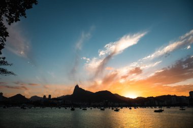 Corcovado ve Guanabara Körfezi 'nin arkasındaki Dramatik Gökyüzü - Rio de Janeiro, Brezilya