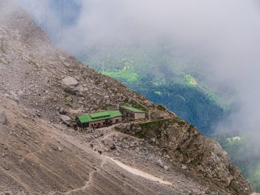 Viyana-Neustadter Hutte 'nin Zugspitze dağına giden yolu üzerindeki hava manzarası.