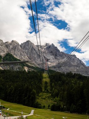 Zugspitze teleferik rayları Eibsee istasyonundan görüldüğü üzere zirveye çıkıyor.