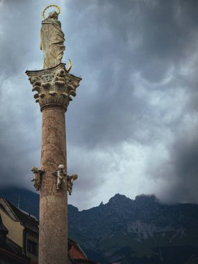 Innsbruck 'taki Bakire Meryem heykeli, Tyrol, Avusturya, bulutlu hava, arka planda dağlar