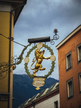 Innsbruck 'ta Ortaçağ Altın Aslan Tabelası, Tyrol, Avusturya Eski Altstadt kasabasında