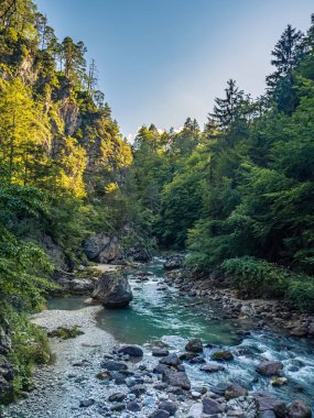 Orrido Dello Slizza dağ geçidi Tarvisio, İtalya, Friuli 'de kayalık vadi kanyonu ile yaz günbatımında.