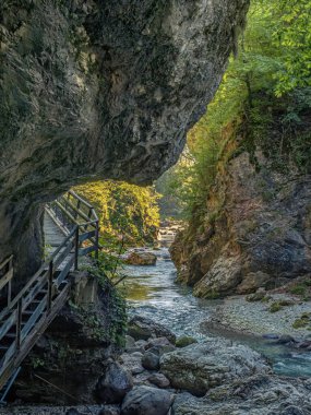 Orrido Dello Slizza dağ geçidi Tarvisio, İtalya, Friuli 'de kayalık vadi kanyonu ile yaz günbatımında.