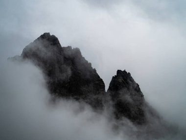 Yüksek Tatralar, Vysoke Tatry, Slovakya 'daki kara dağ bulutları ve sisleri aşıyor