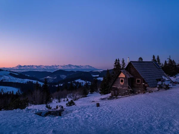Domek Górski Andrejcova Tatrach Niskich Słowacja Czyste Niebo Podczas Fioletowy — Zdjęcie stockowe