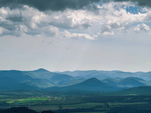 Landschaft Ländliche Landschaft Mit Hügeln Walddorf Landwirtschaftliche Flächen Bewölkten Himmel — Stockfoto