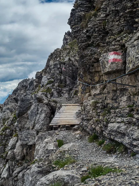 ツグスピッツェ山チロル オーストリアのフェラタルートを経由してマークされた観光記号 — ストック写真