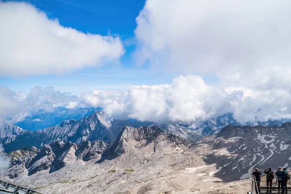 夏の間のツグスピッツ山頂の展望台の観光客 ドイツ オーストリア — ストック写真