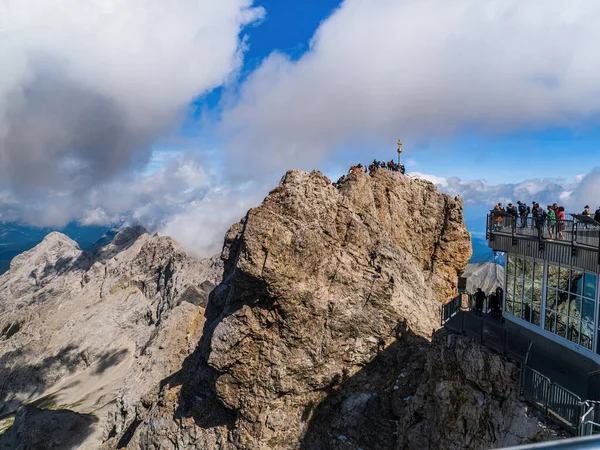 Turisti Alpinisti Sulla Cima Della Montagna Zugspitze Durante Estate — Foto Stock