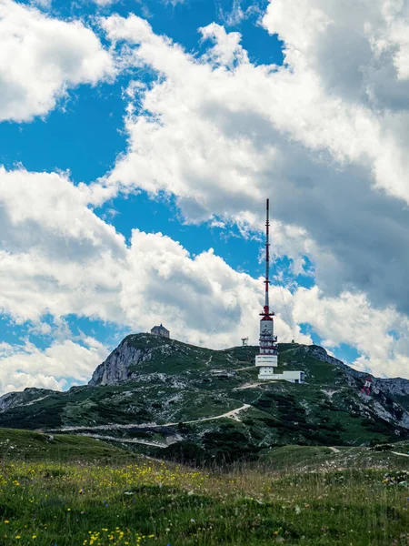 Fernsehturm Und Kapelle Auf Dem Dobratsch Kärnten Österreich Sommer Wolkenverhangener — Stockfoto