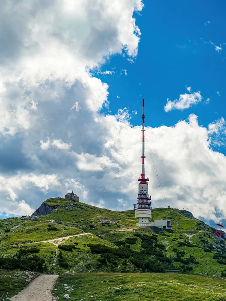 奥地利卡林西亚Dobratsch山顶的电视广播塔和小礼拜堂 多云的戏剧性天空 野花的高山风景 — 图库照片