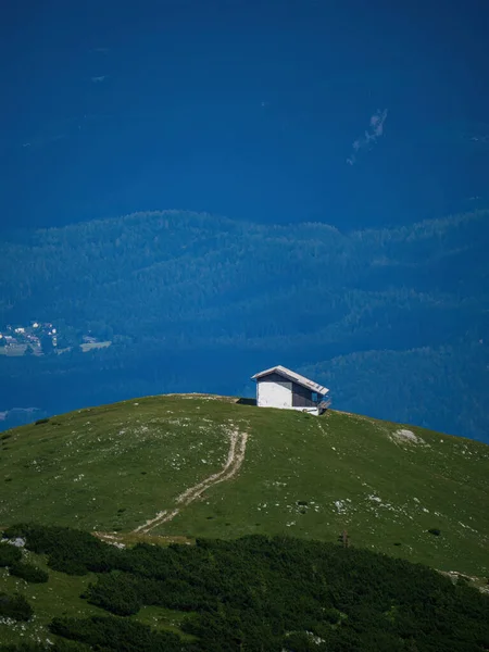 奥地利卡林西亚阿尔卑斯山山上一座白色的小山小屋 夏天道路穿过森林 — 图库照片