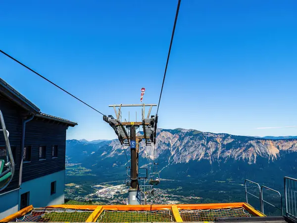 オーストリアのチェアリフトスキー場のポール 背景に山と夏の間のカリンシア — ストック写真