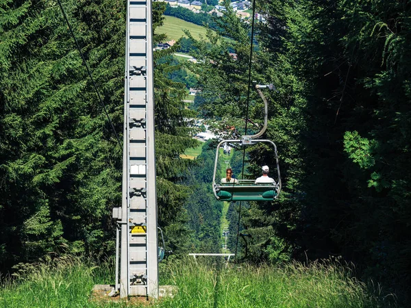 オーストリア カリンシア 夏の間に乗客と下に行くチェアリフトスキーリフトチェア — ストック写真