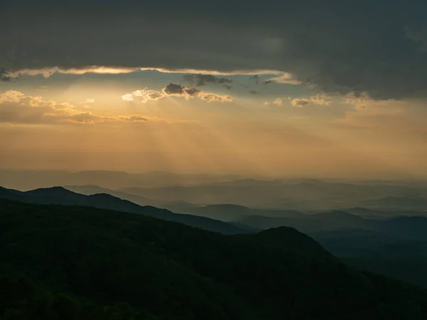 Grüne Hügelsilhouetten Bei Sonnenuntergang Bei Nebligem Wetter Ungarn Europa — Stockfoto