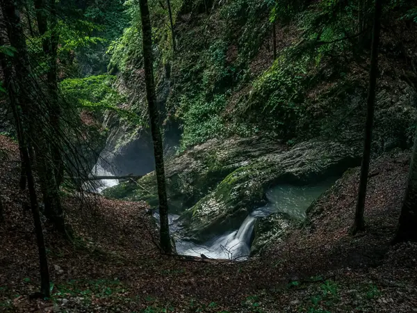 Wasserfall Kaskade Auf Einem Felsigen Bemoosten Waldbach Einer Schlucht Langzeitaufnahme — Stockfoto
