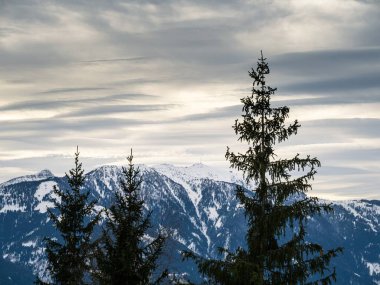 Dobratsch, Carinthia, Avusturya 'nın dağ sırasının kış manzarası