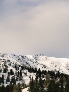 Kayak koltuğu Turracher Hohe, Carinthia, Avusturya 'da bir dağın zirvesine çıkıyor.