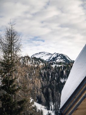 Karinthia, Avusturya, Turracher Hohe 'da bir kayak köyünde içi boş kar kaplı bir köy.