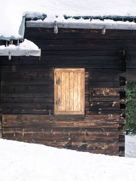 Деревянный Бревенчатый Дом Закрытым Окном Затвора Зимой Глубокий Снег Каринтия — стоковое фото