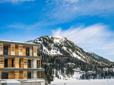 Bir kayak merkezinde balkonları olan otel cephesi, kış, alpler, dağ zirvesi, Carinthia, Avusturya