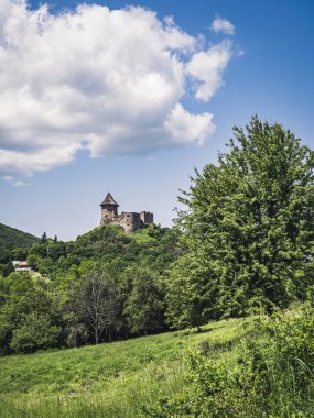 Macaristan, Salgtarjan kentinin Ngrd ilçesinin tepeleri ve ormanları arasındaki hava manzarası, komünist beton bloklu düz evler, kentsel modern mimari, bulutlu gökyüzü