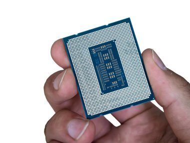 Merkezi İşlem Birimi (CPU), mikroişlemci, eldeki bilgisayar bileşeni beyaz üzerine izole edildi