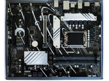 Parçalı ana kart. elektronik hesaplama tahtası, dizüstü bilgisayar onarımı, üst görünüm, yakın çekim