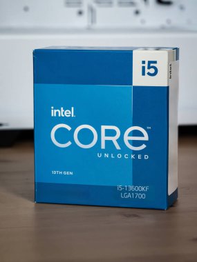 BUDAPEST, HUNGARY - 4 AĞUSTOS, 2023: Ahşap bir masa üzerindeki Intel i5 'in 13' üncü nesil işlemci ünitesinin yakın görüntüsü