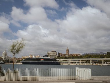 Yat limanı manzarası ve Malaga, Endülüs, İspanya, Costa del Sol 'daki Malaga Katedrali' nin çan kulesi.