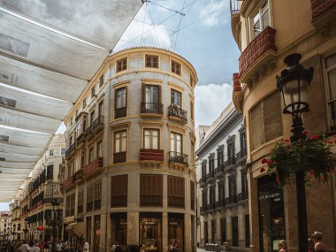 MALAGA, İspanya - 9 SEPTEMBER, 2023: Tarihi eski Malaga, Endülüs, İspanya, yaz, güneş ışığı, bulutlu gökyüzü, Costa del Sol 'da turizm, İspanyol mimarisi