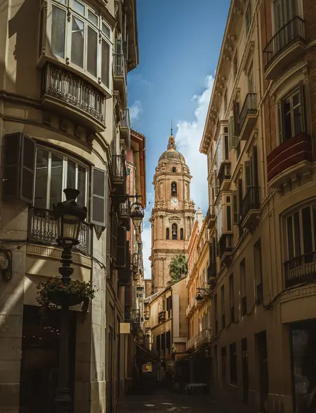 Clock Tower Cathedral Malaga Θέα Από Ένα Στενό Δρόμο Μεταξύ — Φωτογραφία Αρχείου